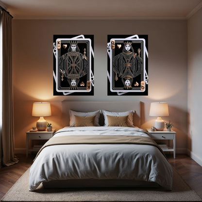 Photo d'une chambre luxe avec deux tableaux moderne en noir et blanc représentant un roi et une reine en style carte  jouer