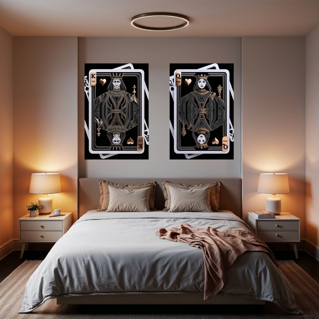 Photo d'une chambre avec deux tableaux en noir et blanc représentant un roi et une reine en style carte  jouer